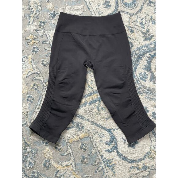 Lululemon In The Flow Capri Womens 6 BK Moisture Wick Seamless Fitted Crop - Picture 1 of 7